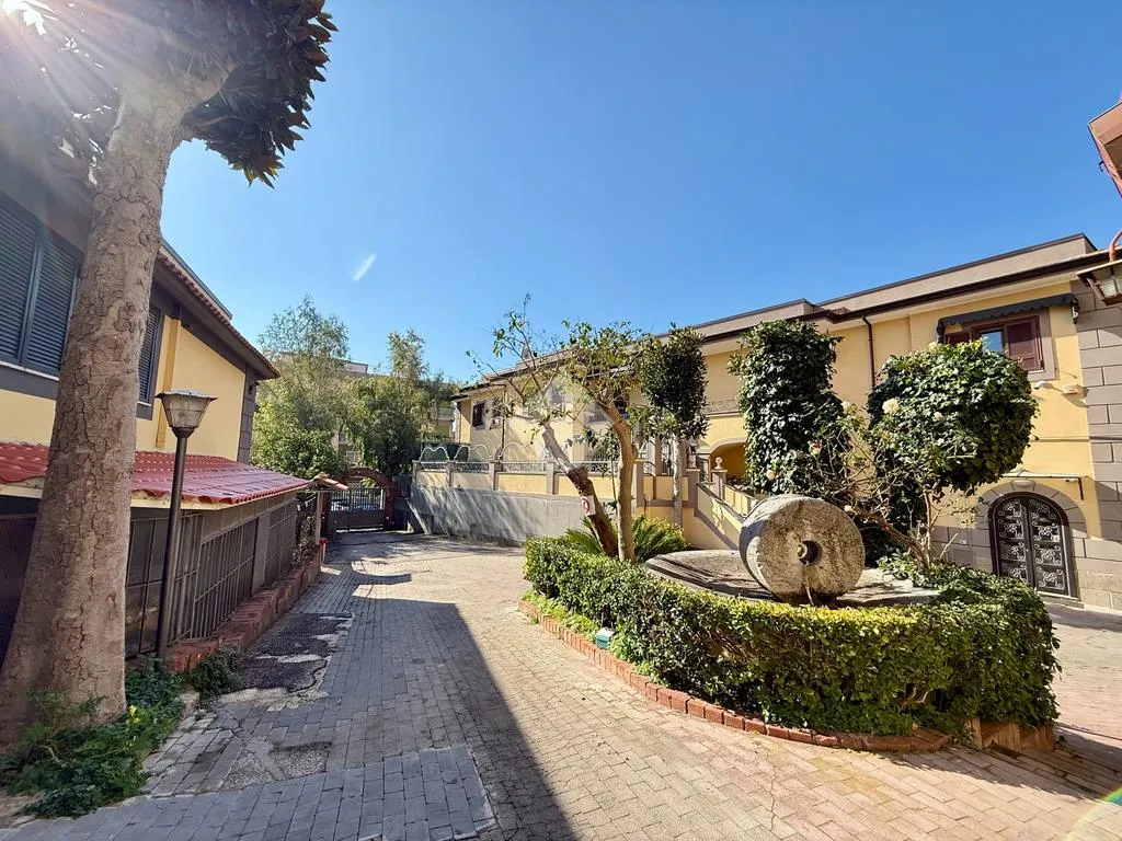 Jardin - Spacious Apartment with Balcony in Naples