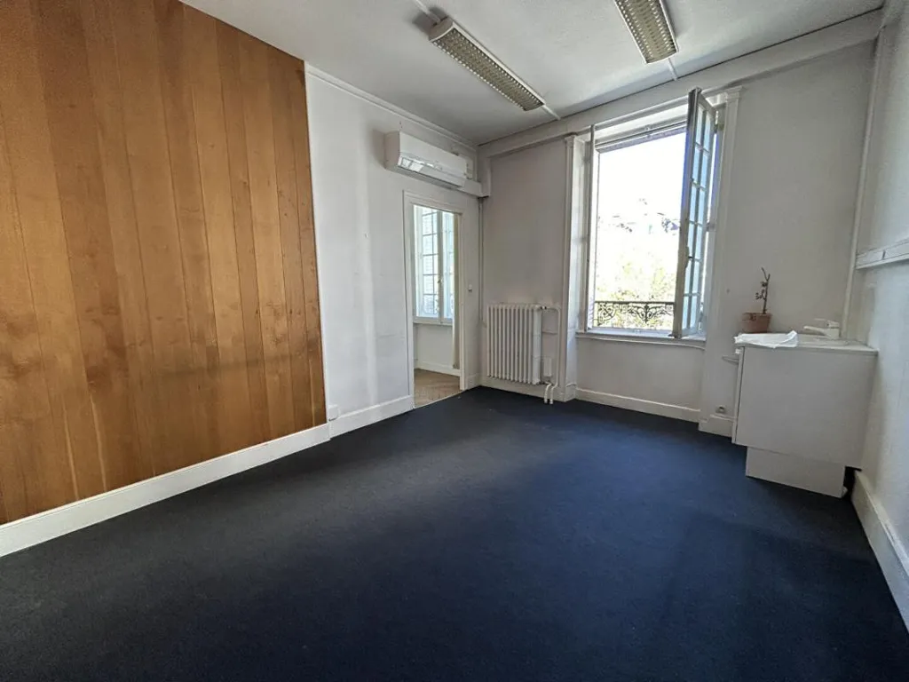 Bureau - Appartement de 8 Pièces avec Terrasse en Centre-Ville