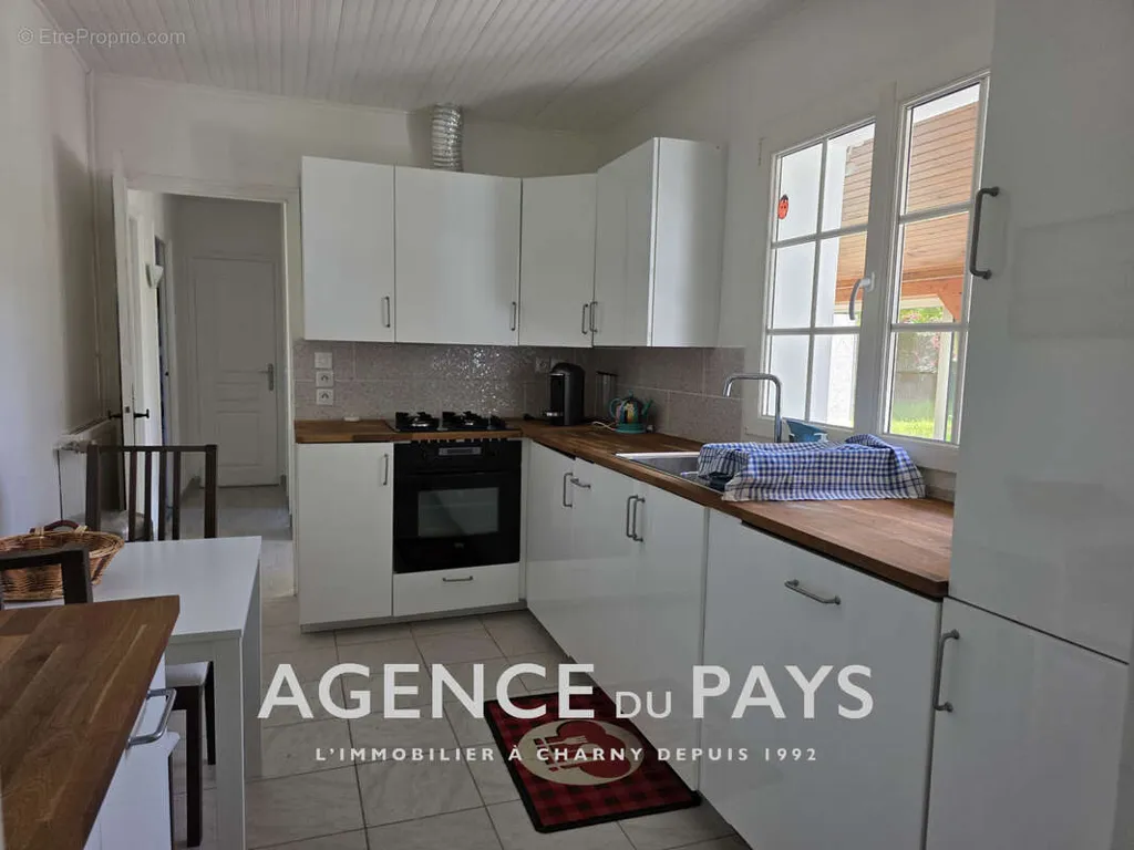 Cuisine - Maison Contemporaine avec Jardin à Charny