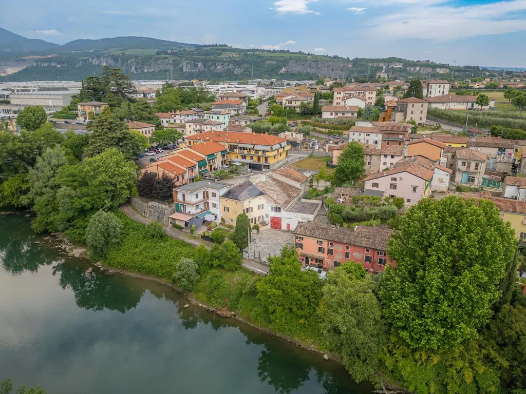 Rustic House with River View near Verona
