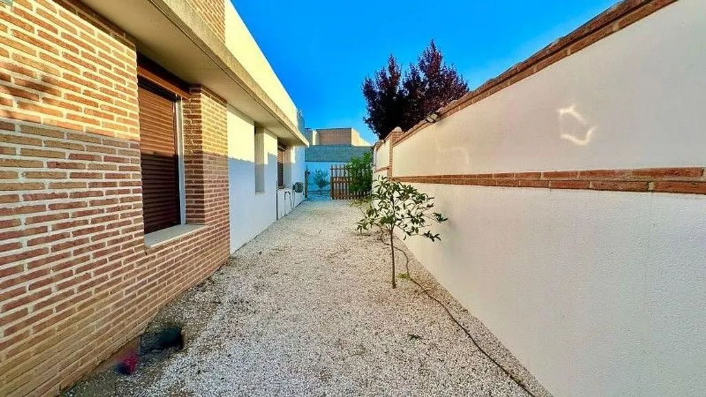 Aed - Independent House with Pool and Terrace in Layos