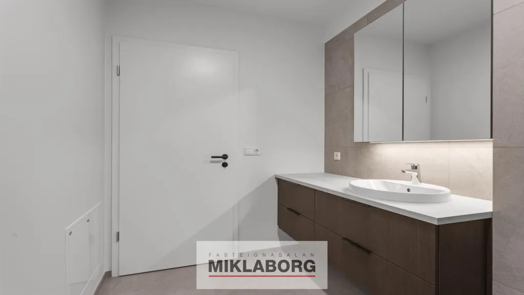 Salles de bain - Five-Storey Apartment with Balcony in Hafnarfjörður