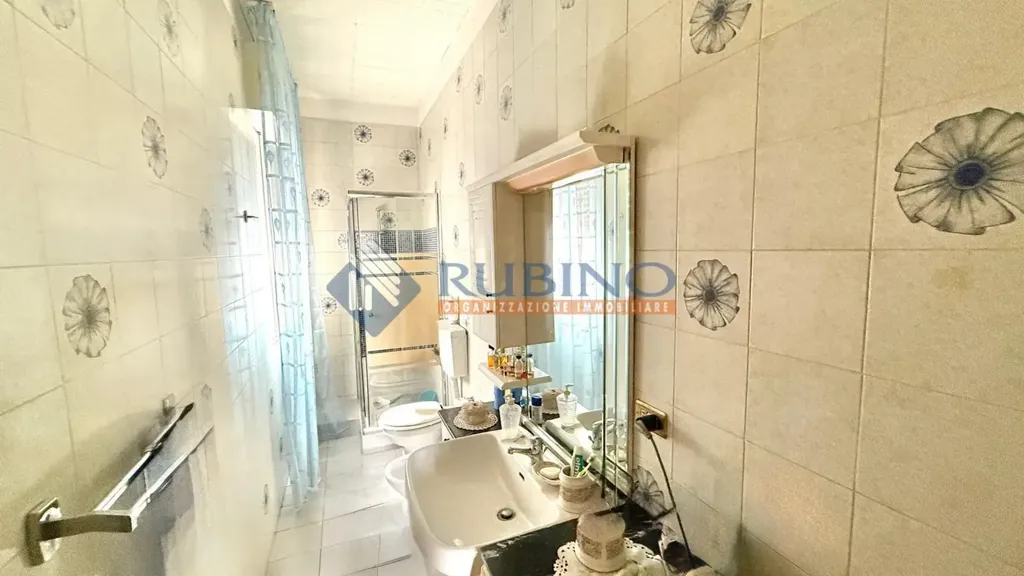 Vannitoad - Rear-Facing Apartment with Balcony in Trani