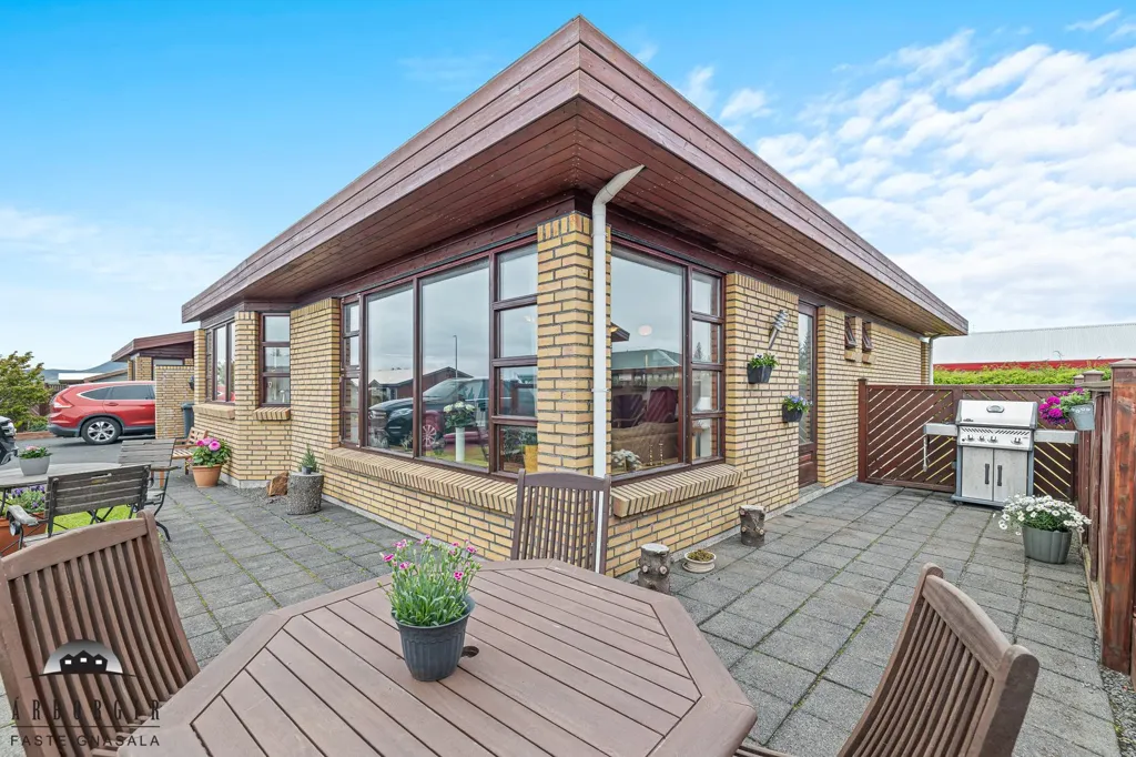 Terrasse - Duplex with Garden in Selfoss
