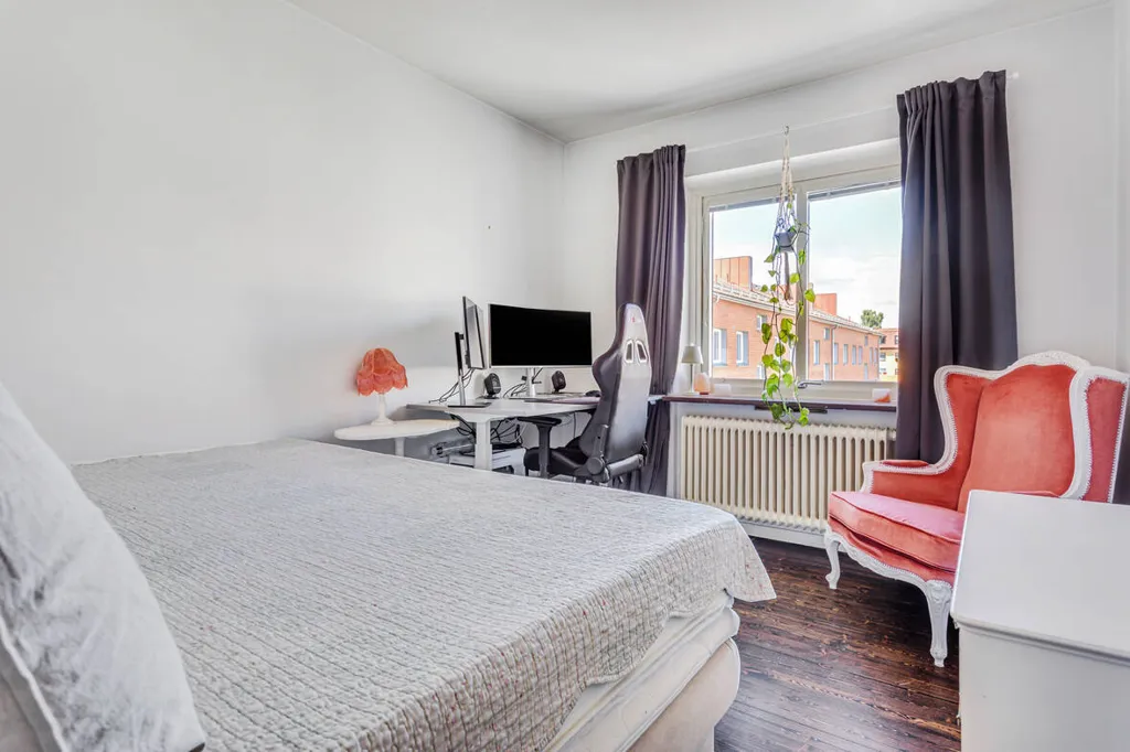 Schlafzimmer - Apartment with South-Facing Balcony in Liljeholmen