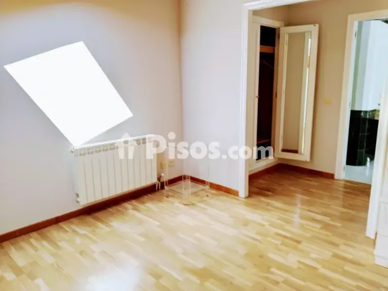 Pièces - Duplex with Balcony and Garage in Calle Lodum