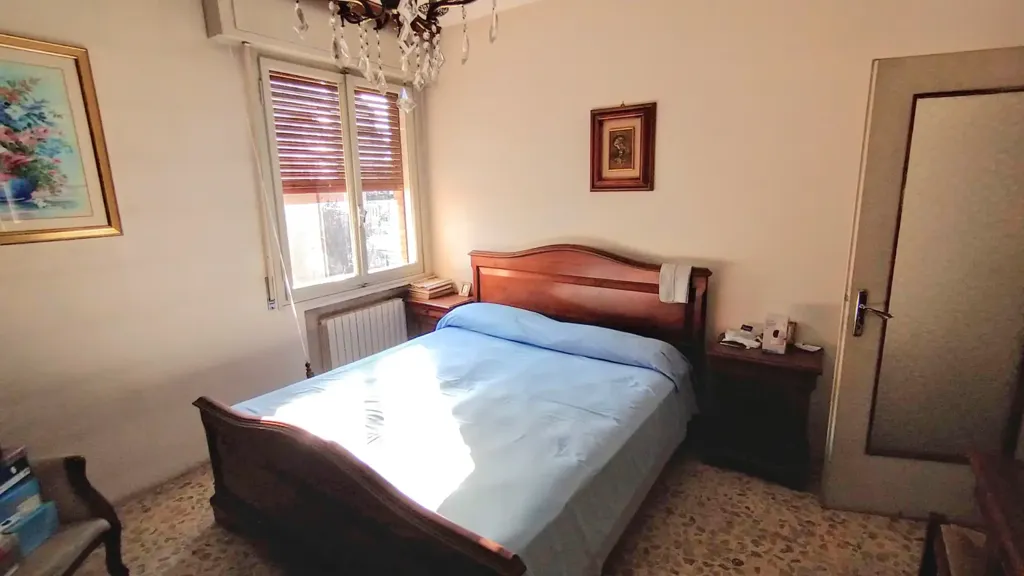 Chambres - 2-Bedroom Apartment with Balcony in Guastalla