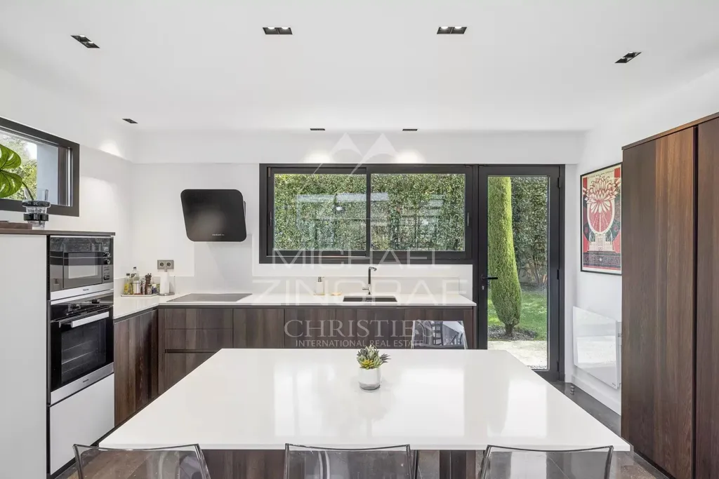 Cuisine - Villa Contemporaine avec Piscine à Cap d'Antibes Ouest