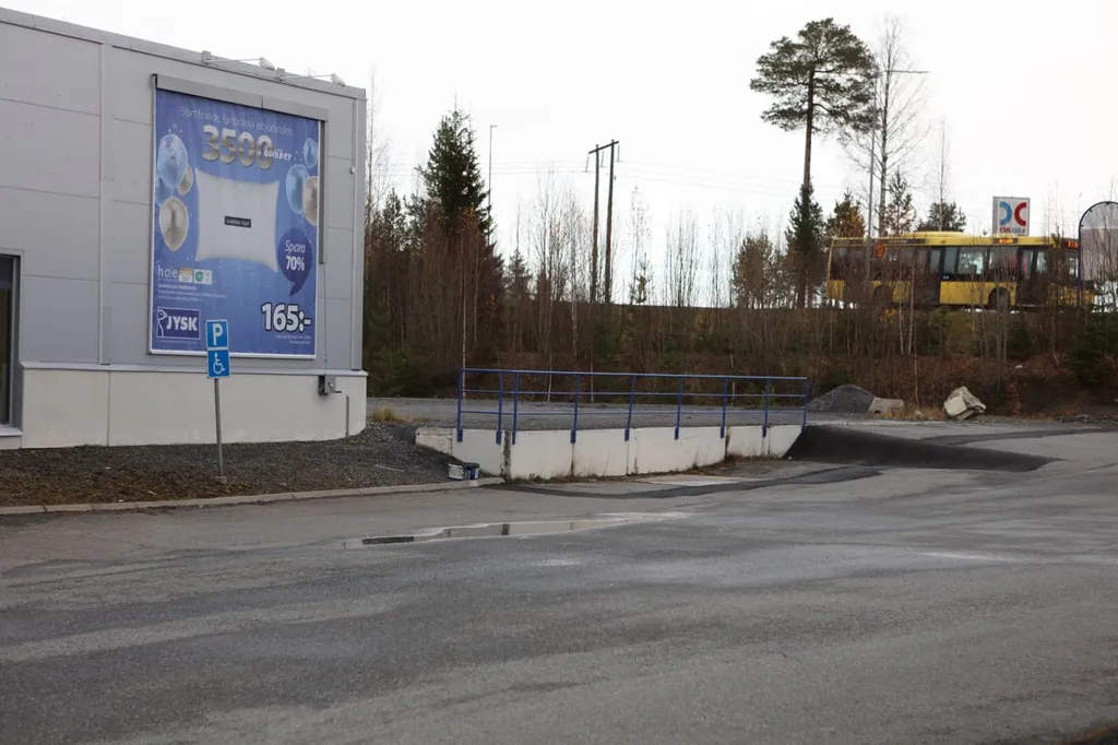 Extérieur - Large Property with Ample Parking near E14