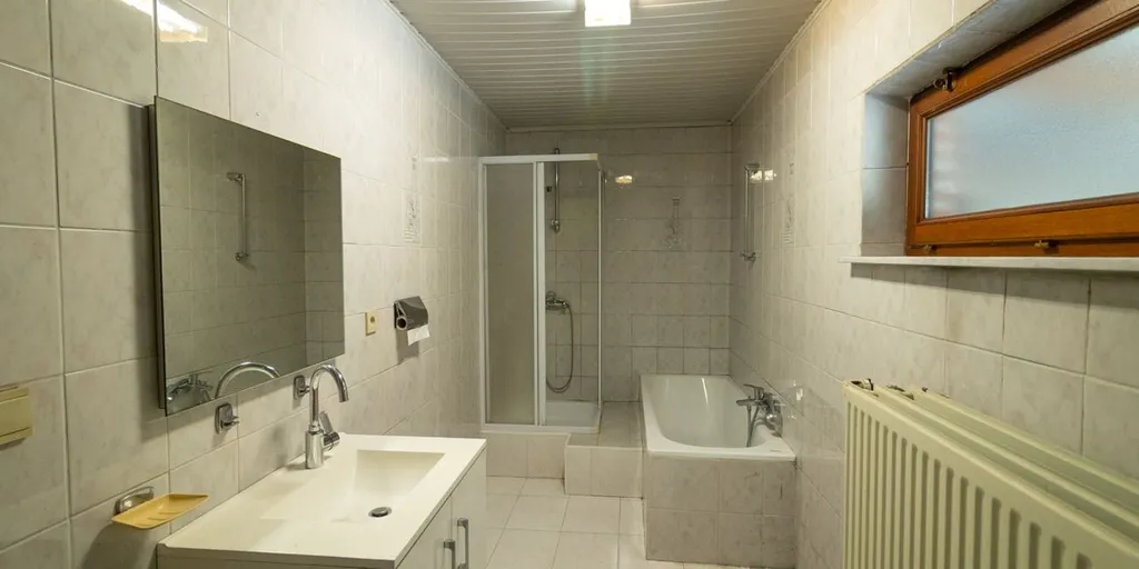 Salles de bain - Maison à rénover avec jardin à Genk