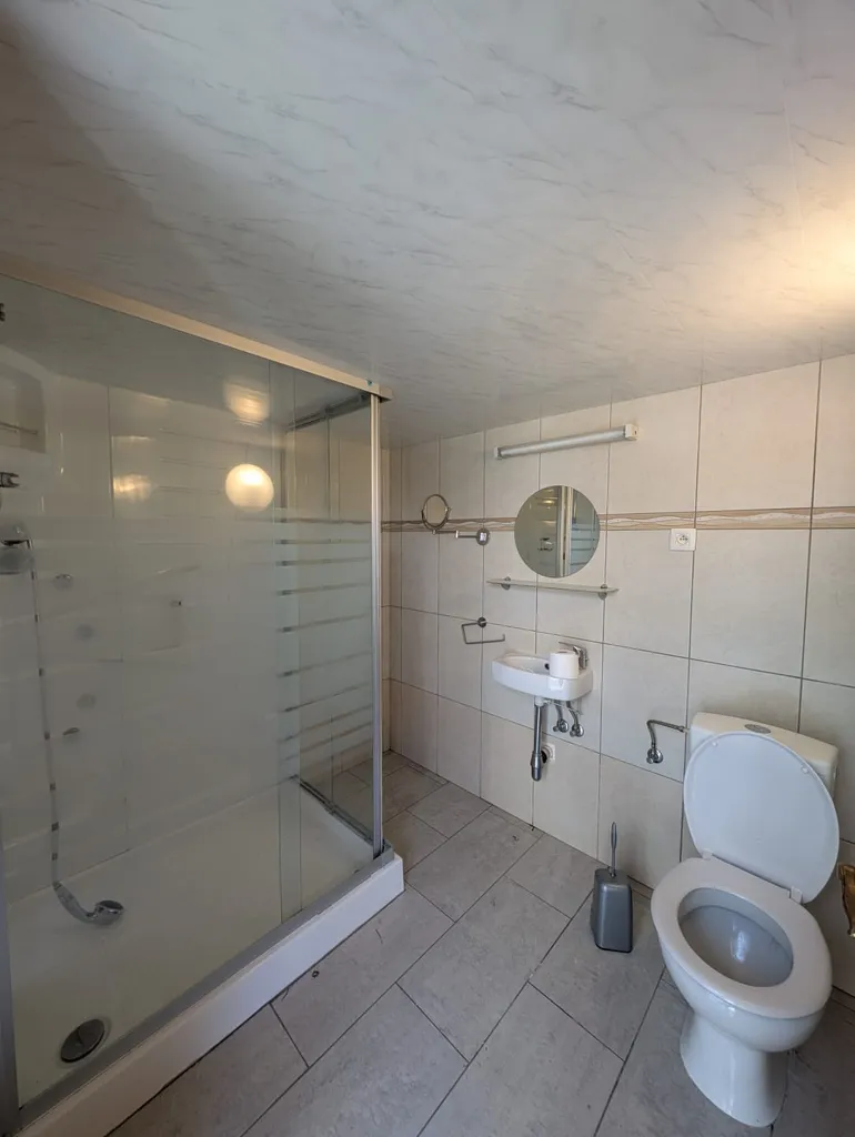 Salles de bain - Maison de 5 Chambres avec Jardin à Welkenraedt
