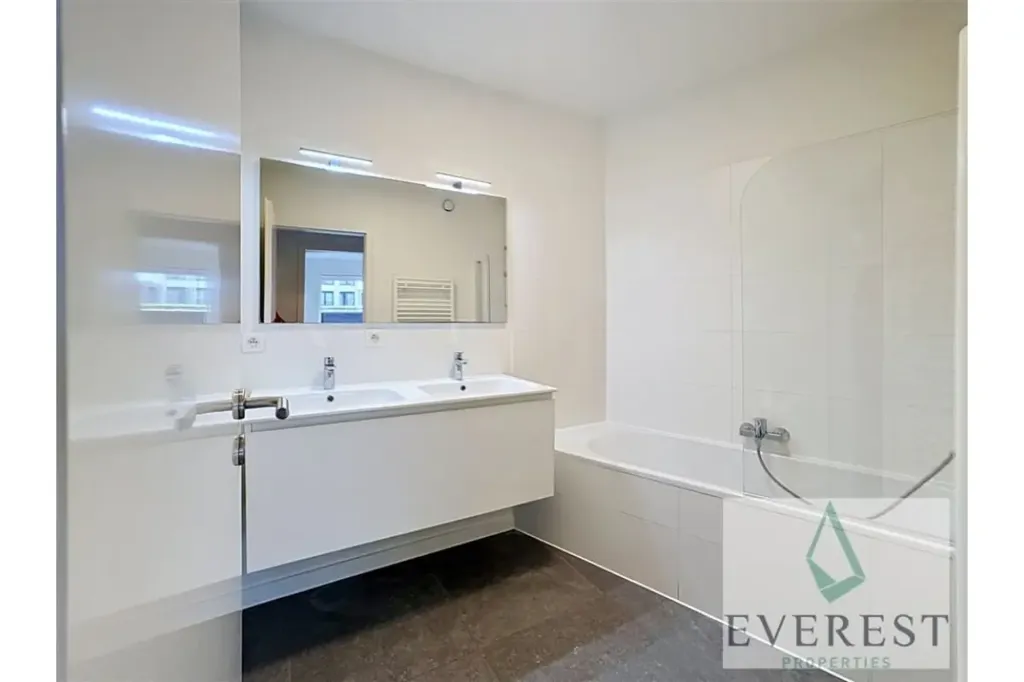Salles de bain - Appartement Duplex avec Jardin et Terrasse à Laeken