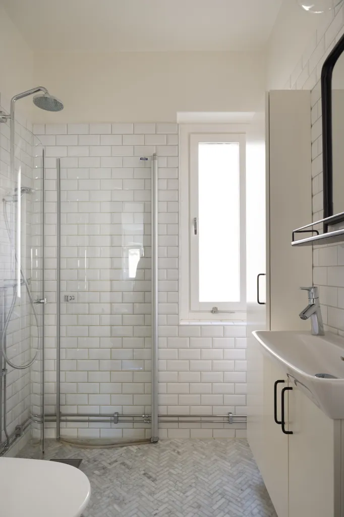 Vannitoad - Apartment with Through-Light in Alvik