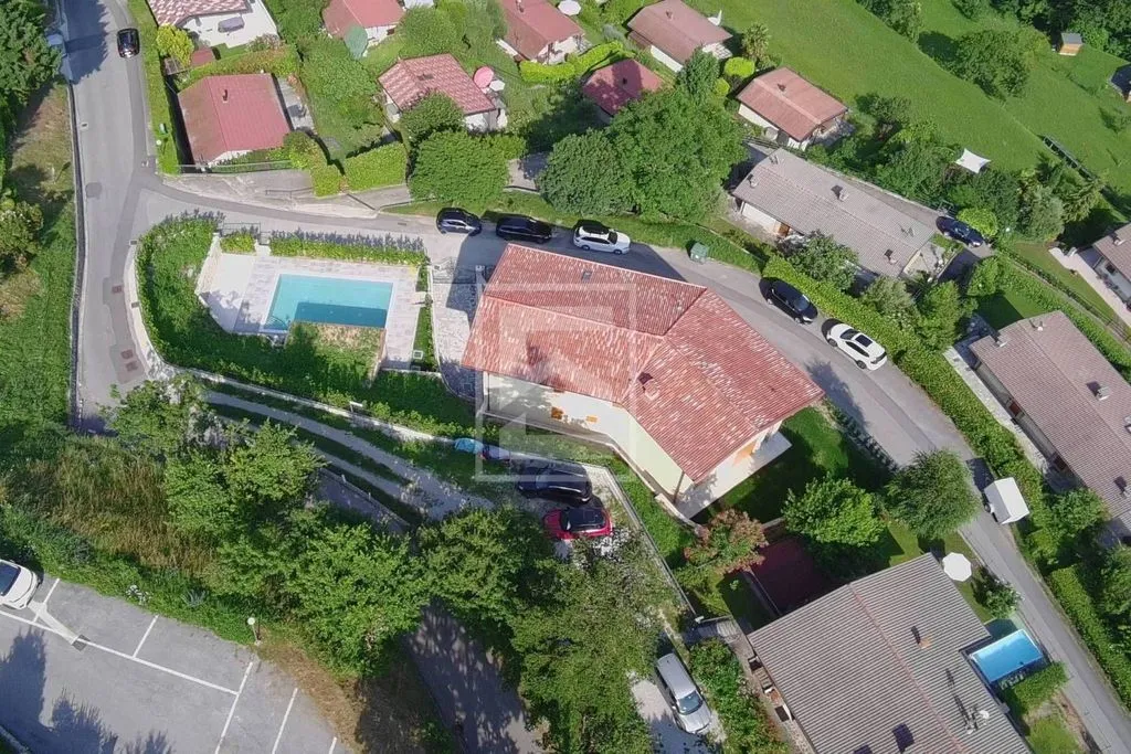 Õhuvaade - Villa with Pool Under Construction in Tignale