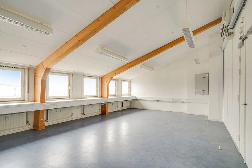 Bureau - Office Space with Stairwell Access in Central Location