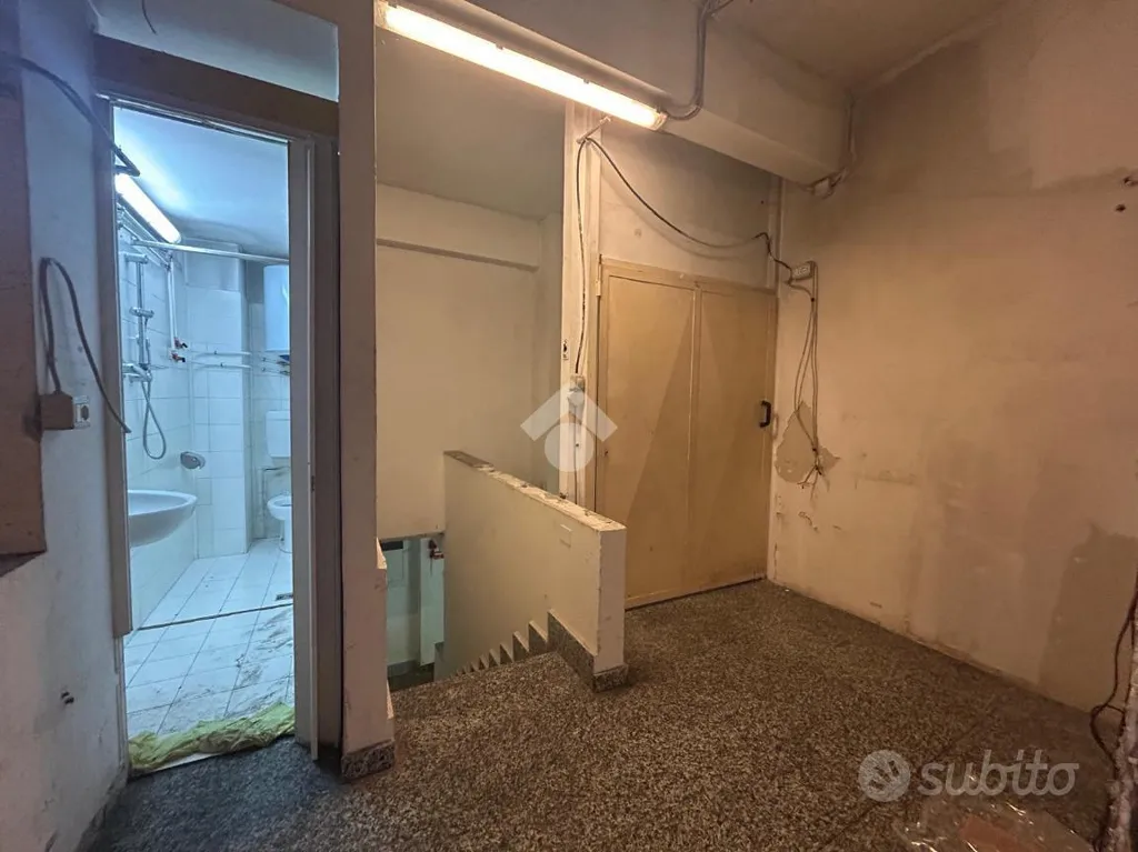Garage - Commercial Shop with Seafront Courtyard in Lavagna