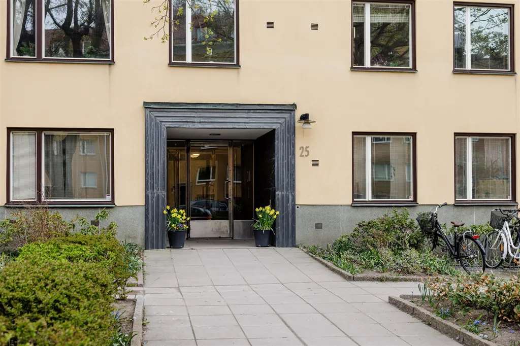 Välivaade - Stylish Apartment with South-Facing Balcony in Gärdet