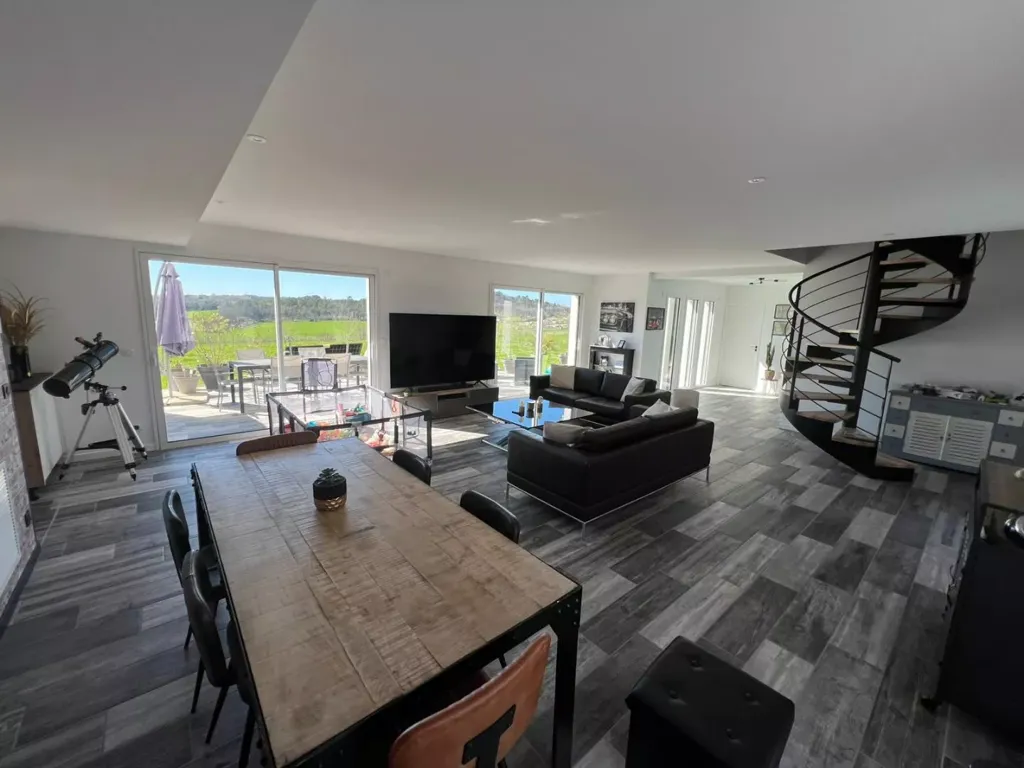 Salle à manger - Maison Contemporaine avec Prestations Haut de Gamme à Proximité des Commodités
