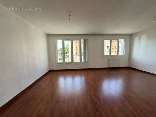 Toad - Apartment with Garage and Large Cellar in Gravigny