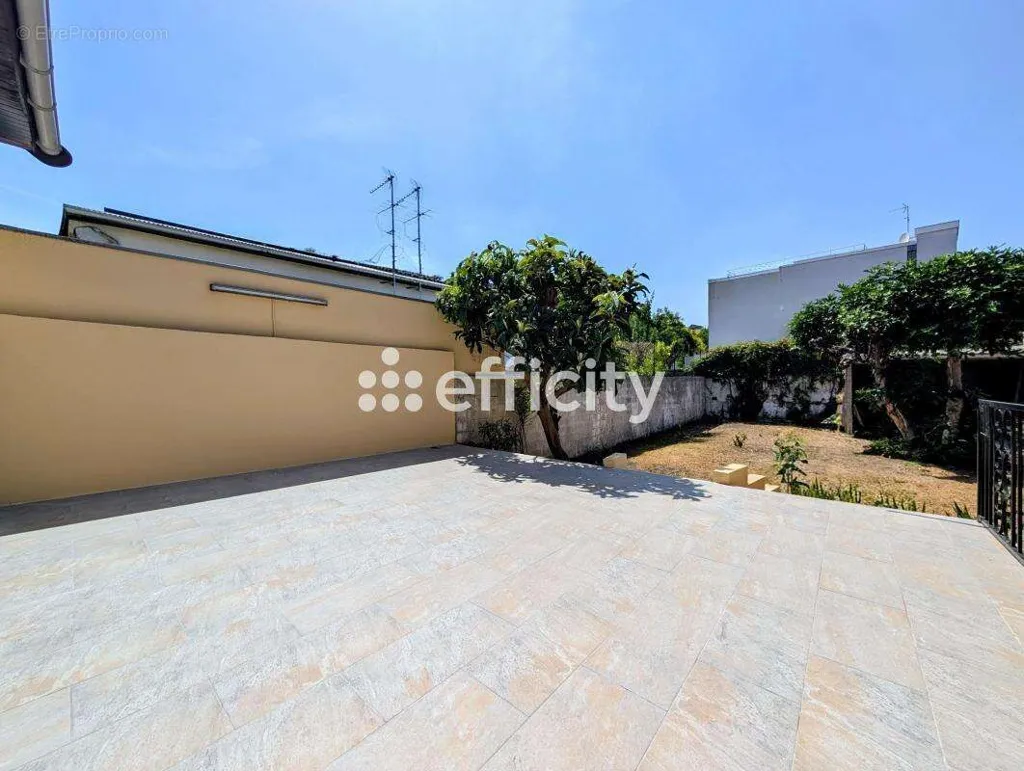 Aed - Traversant House with Garden in Saint-Denis