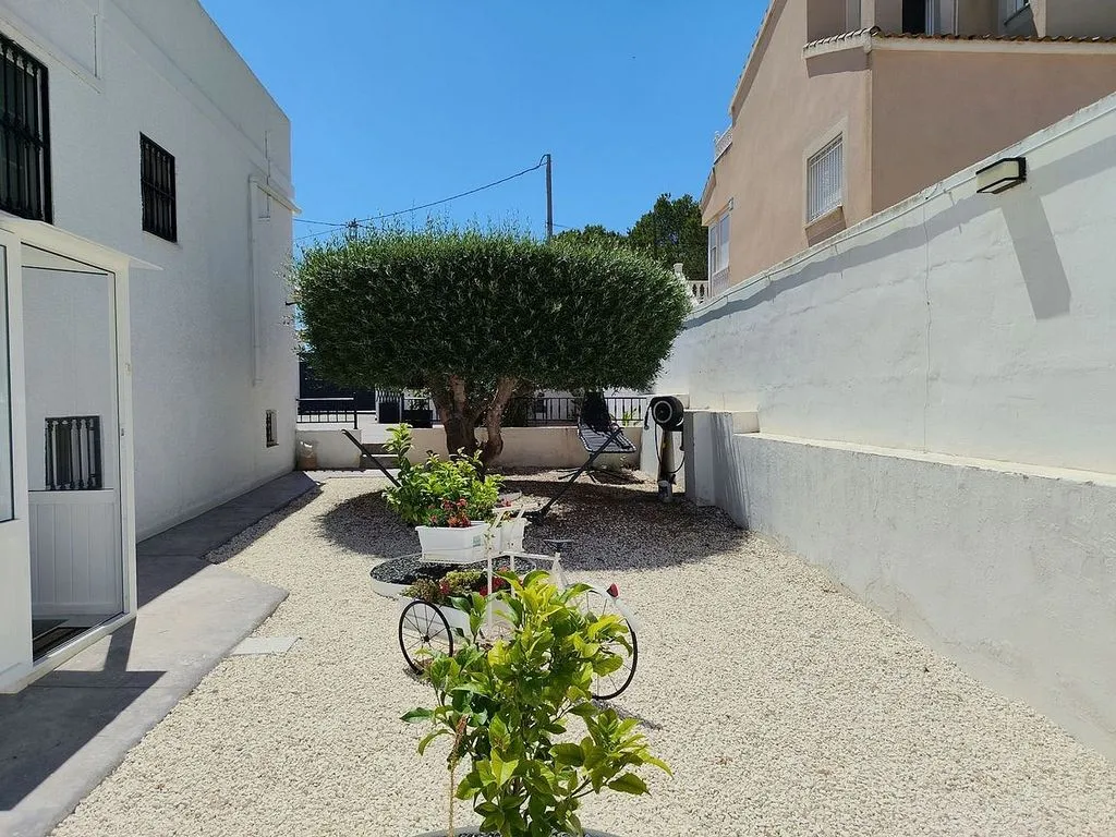 Aed - Three-Bedroom House with Pool in Jacarilla