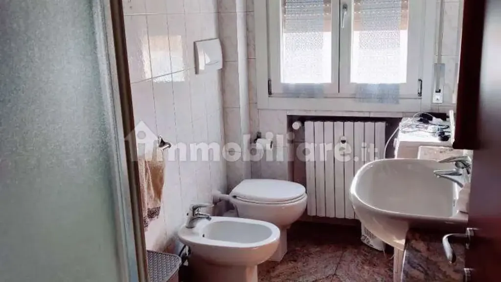 Bagni - Appartamento con balcone e garage a Modena