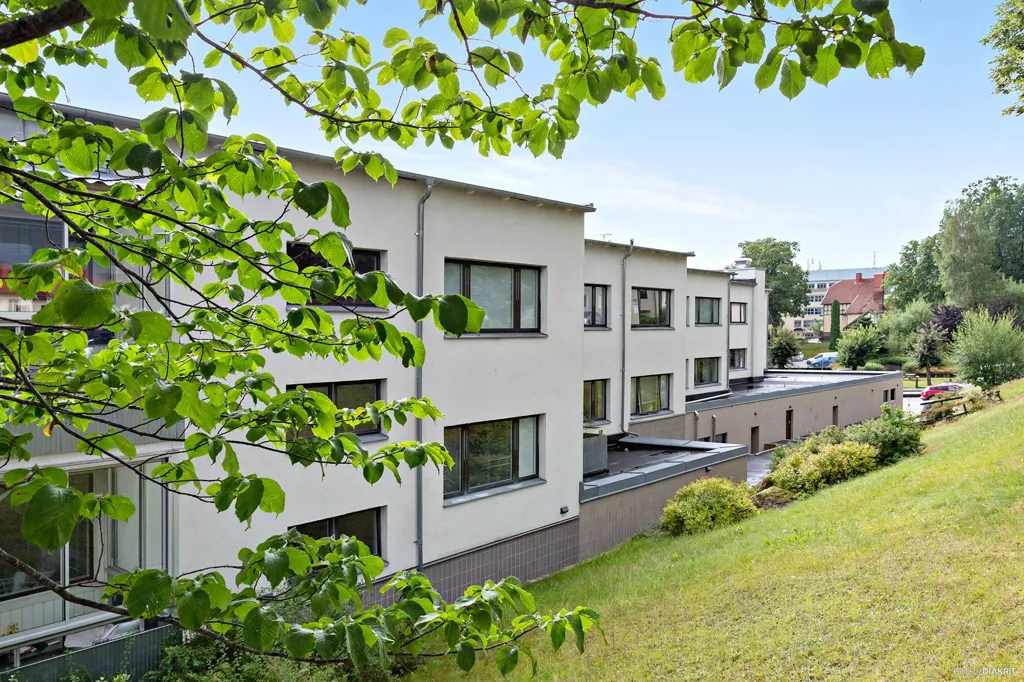 Garden - Modern 2nd Floor Flat with Balcony in Central Location