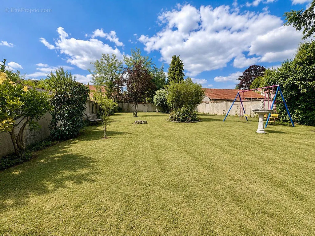 Aed - 1960s House with Garden in Brie Comte Robert
