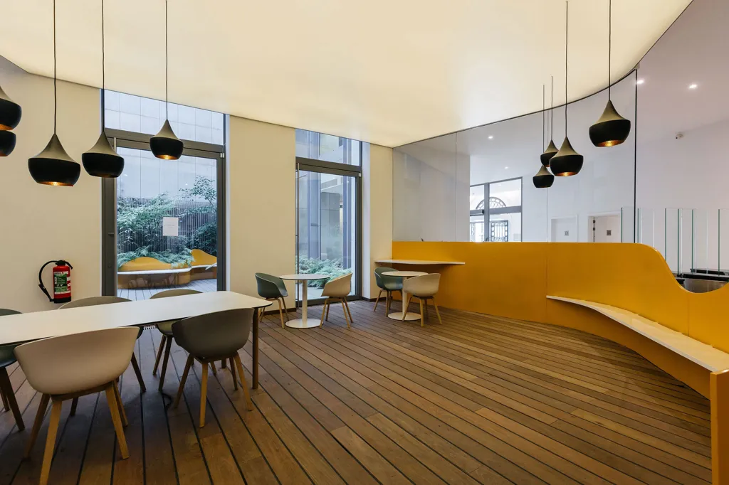 Salle à manger - Bureau Stratégiquement Situé à Bruxelles