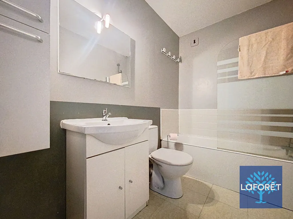 Bagni - Duplex Apartment with Private Parking in La Roche-sur-Yon