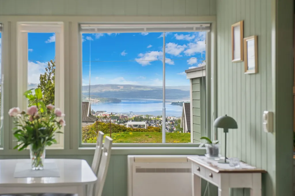 Salle à manger - Modernised Terraced House with Mjøsa View in Gjøvik