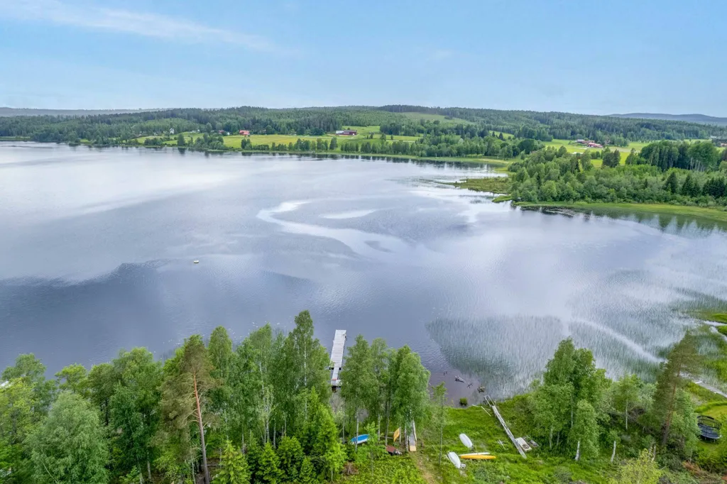 Õhuvaade - Charming Cottage with Lake View in Örebro