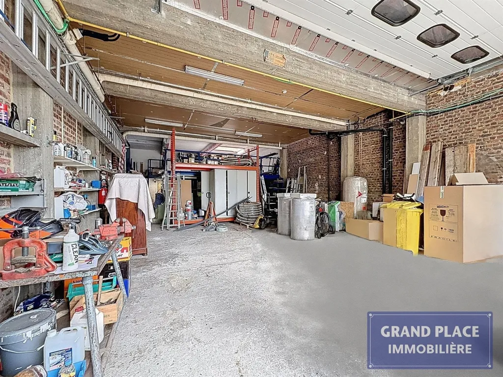 Garage - Immeuble avec Entrepôt et Appartements Rénovés près de Bruxelles
