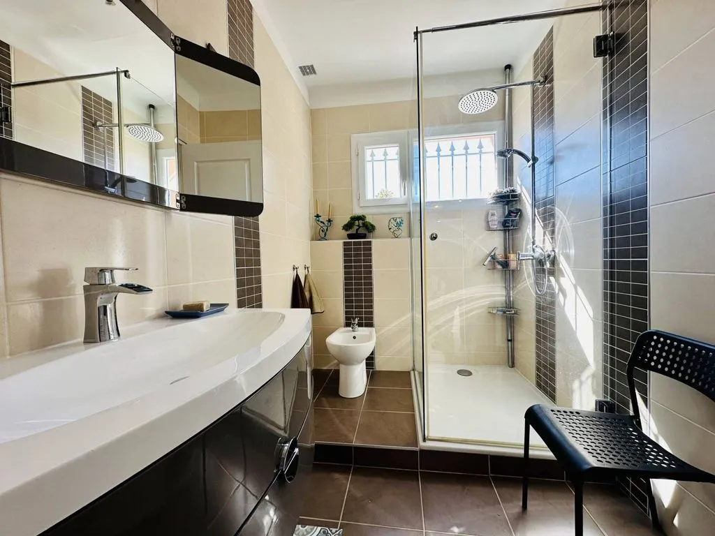 Salles de bain - Villa Luxueuse avec Piscine à Lattes