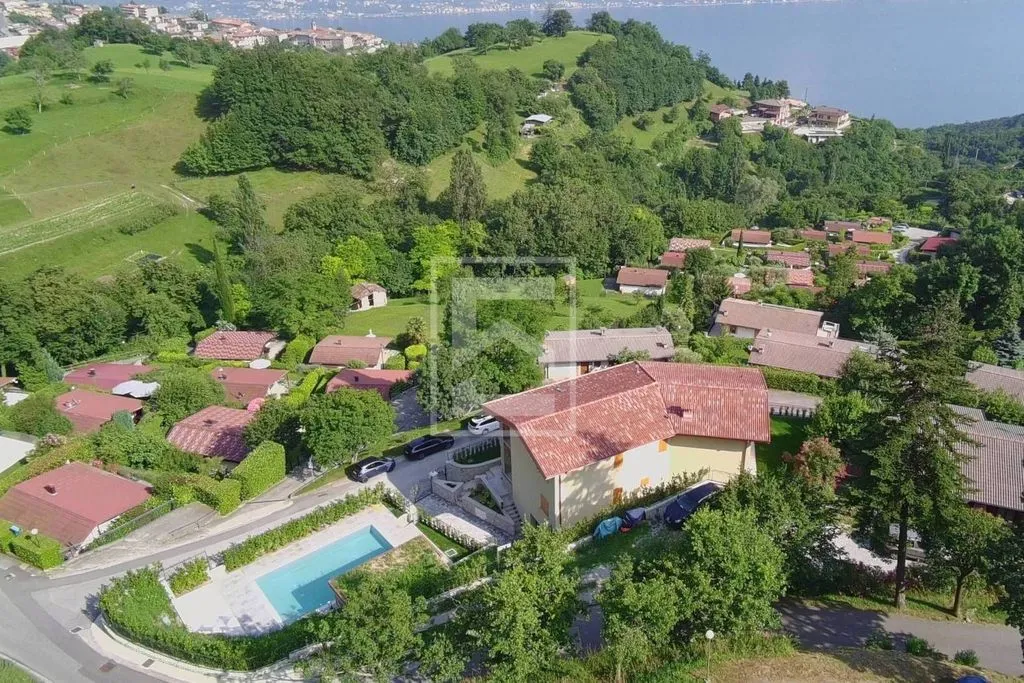 Õhuvaade - Villa with Pool Under Construction in Tignale