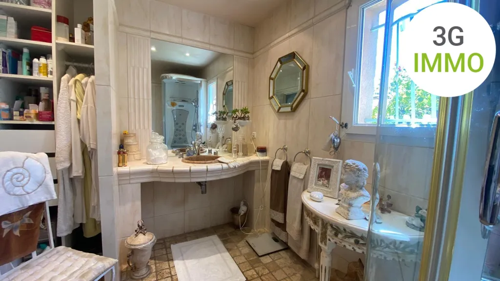 Salles de bain - Villa avec Piscine et Jardin Arboré à Védène