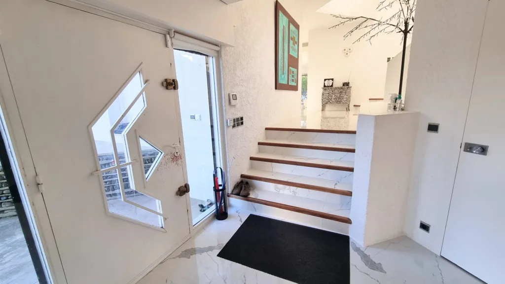 Entrée - Villa d'Architecte avec Piscine à Mazerolles