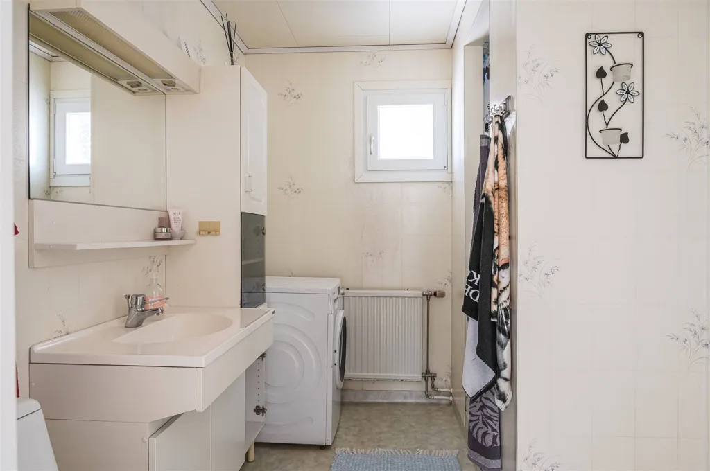 Bathrooms - Terraced House with Balcony in Kvänum