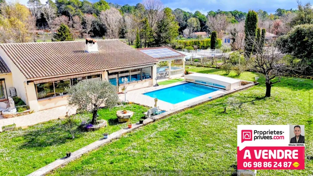 Vue aérienne - Propriété en Deux Habitations avec Piscine à Montauroux