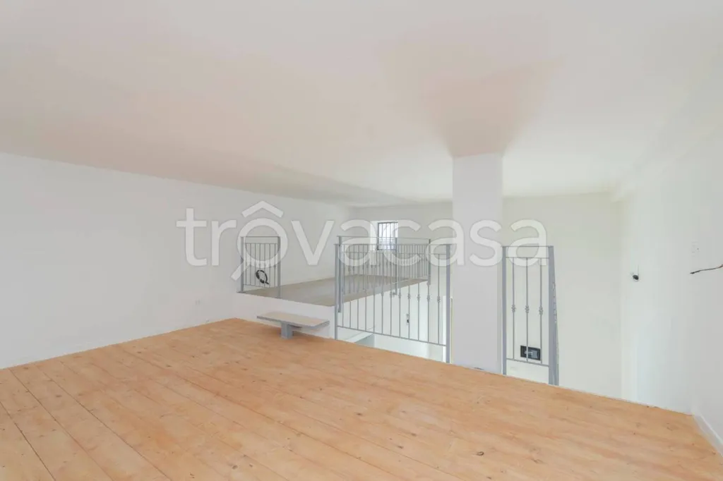 Pièces - Modern Loft with Dual Access in Turin