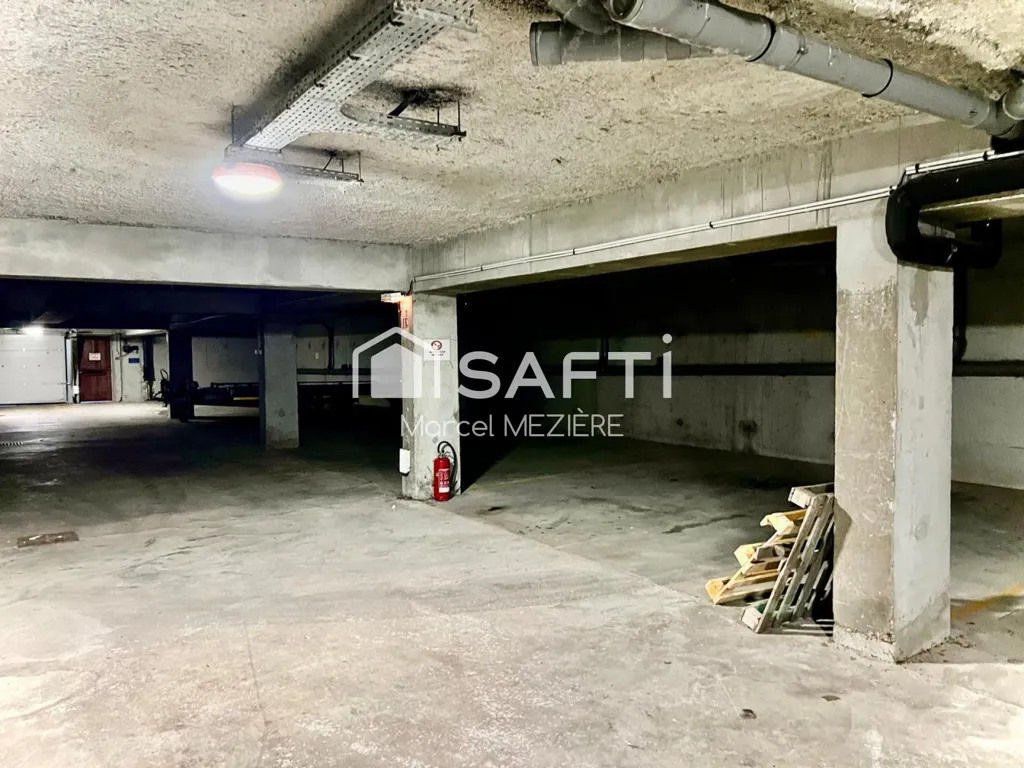 Garage - Studio with Balcony in Thorigny-sur-Oreuse