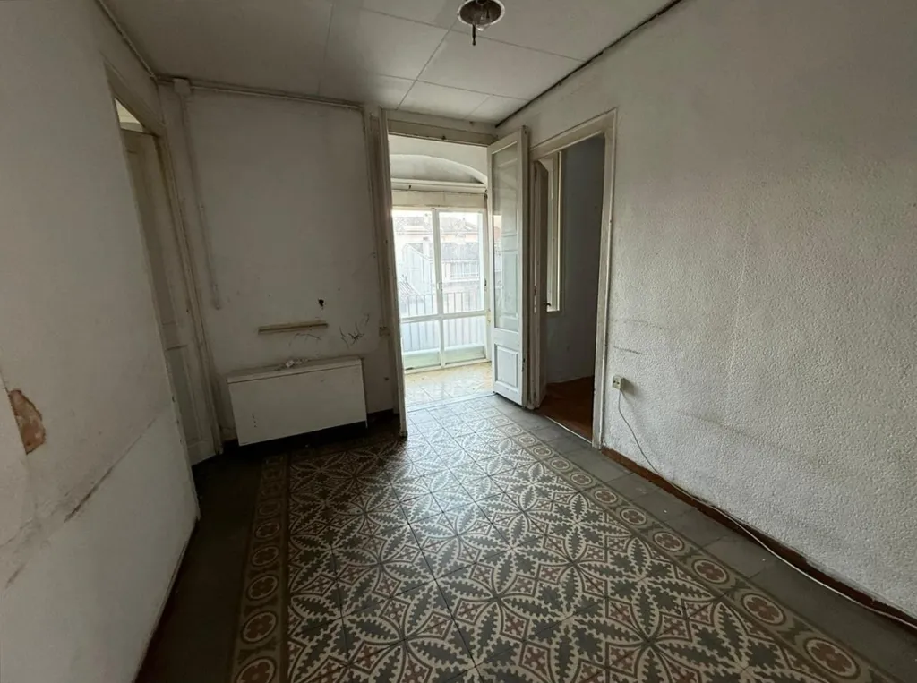 Rooms - Apartment for Renovation in Manresa