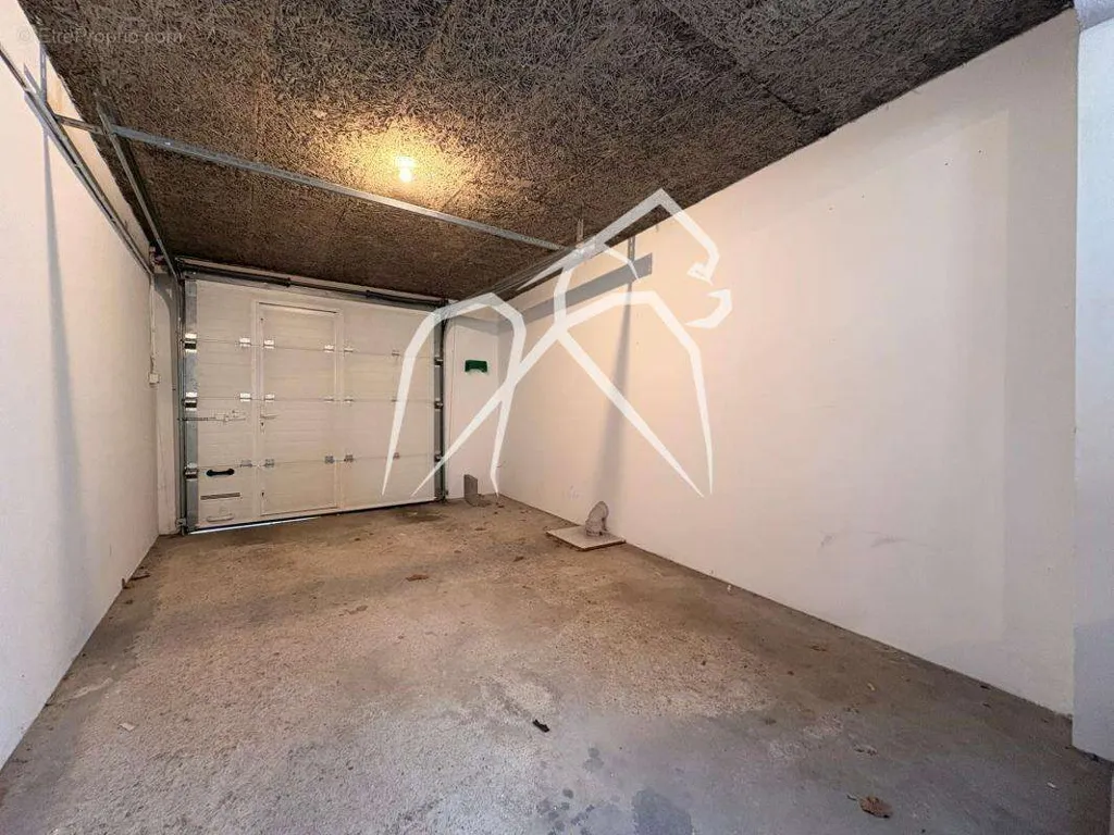 Garage - T3/T4 Apartment with Private Parking in Rouen