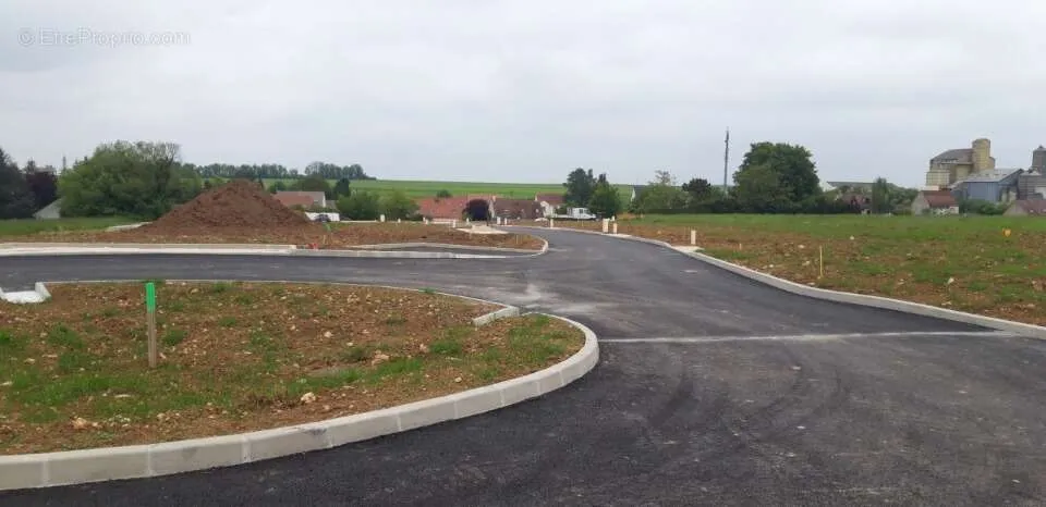 Välivaade - Buildable Plot with South Exposure in Les Essarts-Le-Roi
