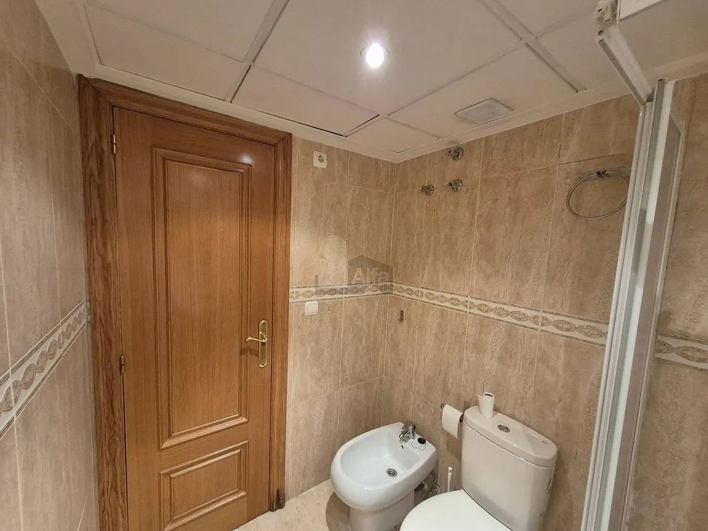 Bathrooms - 1-Bed Flat with Garden on Avenida Francia