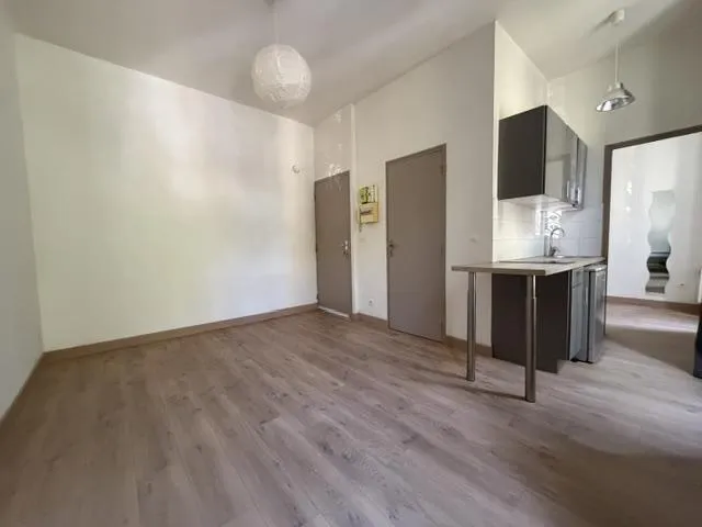 Cuisine - Appartement en Dernier Étage avec Interphone à Marseille