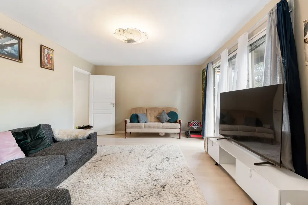 Séjour - 3-Room Apartment with Balcony in Akalla