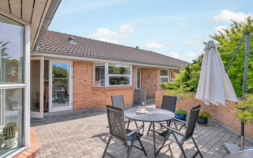 Terrass - Spacious Villa with Garden in Skæring