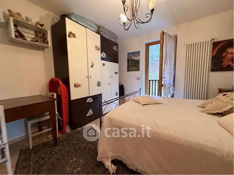 Camere da letto - Appartamento con vista montagna a Commezzadura