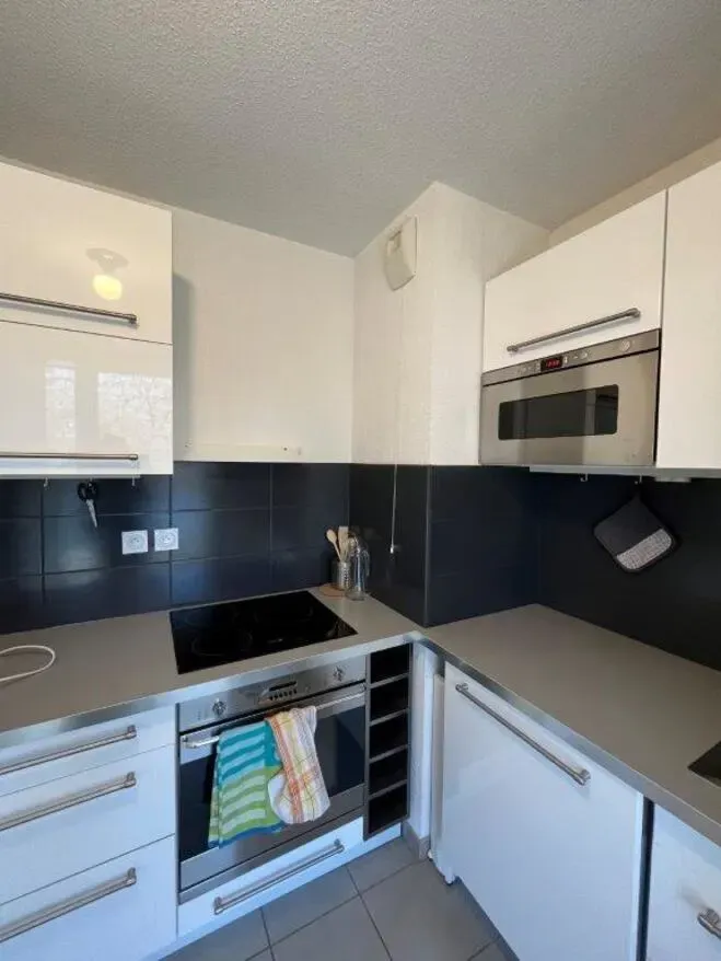 Cuisine - Appartement Meublé avec Balcon et Garages à Proximité de Grand Clément
